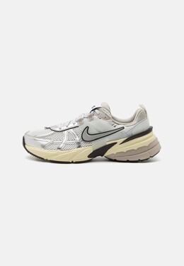 Кроссовки Nike V2K RUN, цвет summit white/metallic silver/pure platinum/light iron ore/black/alabaster ni111a1c9-a11 | summit white/metallic silver/pure platinum/light iron ore/black/alabaster