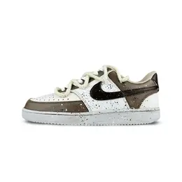Nike Кроссовки Court Vision 1 Mocha Graffiti Book, износостойкие, низкие, для скейтбординга, унисекс, белые dh2987-100（team1249-摩卡涂鸦） | white