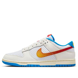 Кроссовки dunk low retro se 'pop art sail photo blue' Nike, мультиколор hq3613-133 | sail/tour yellow/photo blue/university red
