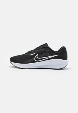 Кроссовки нейтрального цвета Downshifter 13 Nike, цвет black/white/dark smoke grey n1242a2nx-q11 | black/white/dark smoke grey