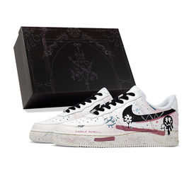 Nike Женские скейтерские кроссовки Air Force 1 Low-Top розово-белые, цвет Pink White dd8959-100(team拾柒-女款低帮涂鸦国度板鞋) | pink white