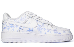 Кроссовки для скейтбординга Air Force 1 женские с низким верхом, белый/королевские синий Nike dd8959-100(team拾柒-女款低帮光变青花瓷板鞋) | pure white