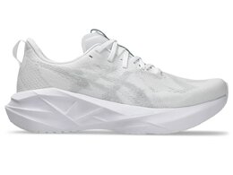 Беговые мужские кроссовки Asics Novablast 5, White/Piedmont Grey, белый 1011b974 100 | white