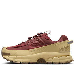 Кроссовки air zoom vomero roam 'team red gold' Nike, красный hq2181-700 | team red/team gold/gum brown