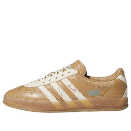 Кроссовки x bad bunny x lionel messi gazelle indoor 'cardboard cream' Adidas, мультиколор jr0182 | cardboard/cream white/wild brown