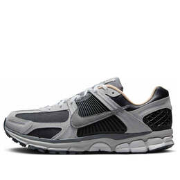 Кроссовки air zoom vomero 5 'dark smoke grey vachetta' Nike, серый hv5982-001 | dark smoke grey/smoke grey/light smoke grey/dark smoke grey/vachetta tan/summit white