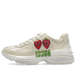 Кроссовки rhyton sneaker with strawberry print 'ivory white' Gucci, белый 703814-drw00-9522 | ivory white/red/green