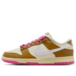 Кроссовки dunk low 'just do it - bronzine pink' Nike, мультиколор fd8683-700 | bronzine/coconut milk/playful pink