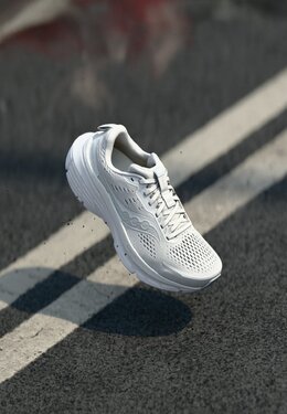 Кроссовки для бега GUIDE 18 Saucony, белый s2342a0a8-a13 | ivory