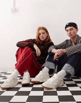 Массивные замшевые кеды Vans Upland со светоотражающей вставкой на пятке, цвет «кремовый». 142328174 | off white