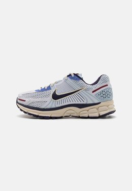 Кроссовки ZOOM VOMERO 5 Nike Sportswear, белый ni111a1me-a11 | blue tint/purple ink/coconut milk/polar/team red/white