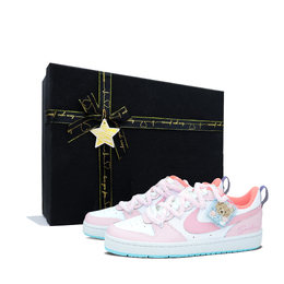 Nike Court Borough Bear Powder Candy Balance Легкие Лоу-топ Скейтбордские Кроссовки GS Розовый Белый, Shimmer Box bq5448-112（team肆叁柒-小熊粉糖黑礼盒） | shimmer box