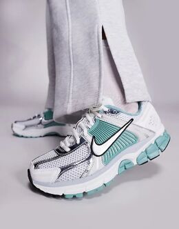Кроссовки унисекс Nike Zoom Vomero 5 серебристого и светло-зеленого цветов 142393884 | silver