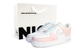 Nike Кроссовки Air Force 1 для скейтбординга, износостойкие, женские, белые, розовые dd8958-100（team1110-粉雾樱絮s-box） | pink mist cherry blossom shopping bag