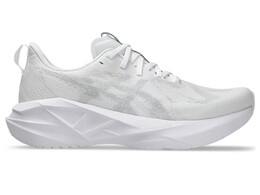 Беговые мужские кроссовки Asics Novablast 5, White/Piedmont Grey, белый 1011b974 100 | white