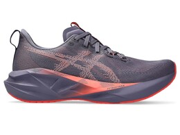 Беговые мужские кроссовки Asics Novablast 5, Greyish Purple/Coral Reef, фиолетовый 1011b974 500 | purple