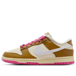Кроссовки dunk low 'just do it - bronzine pink' Nike, мультиколор fd8683-700 | bronzine/coconut milk/playful pink